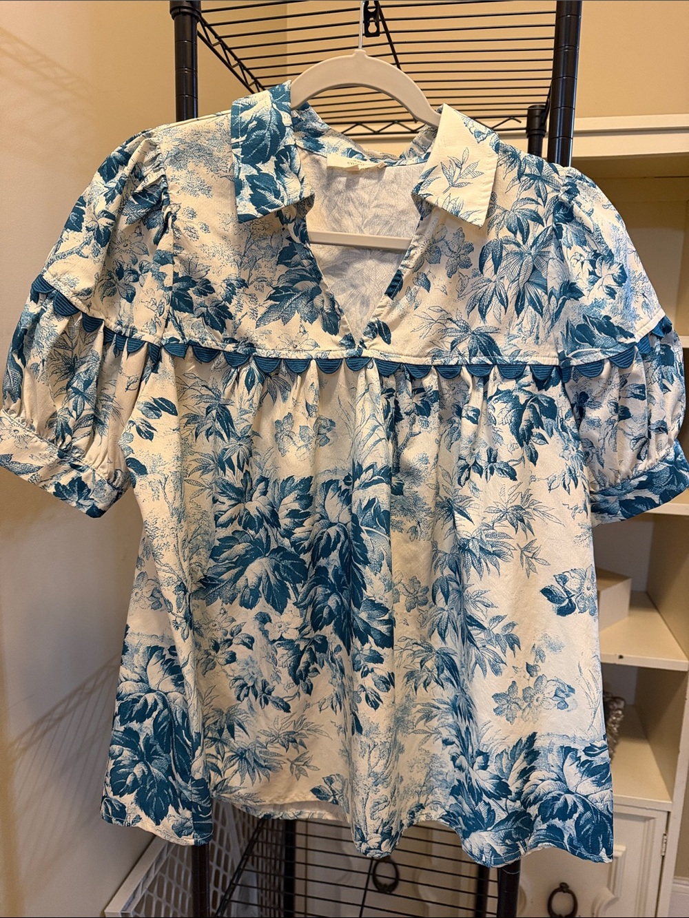 Entro Size Medium Blue Floral Puff-Sleeve Women’s Top